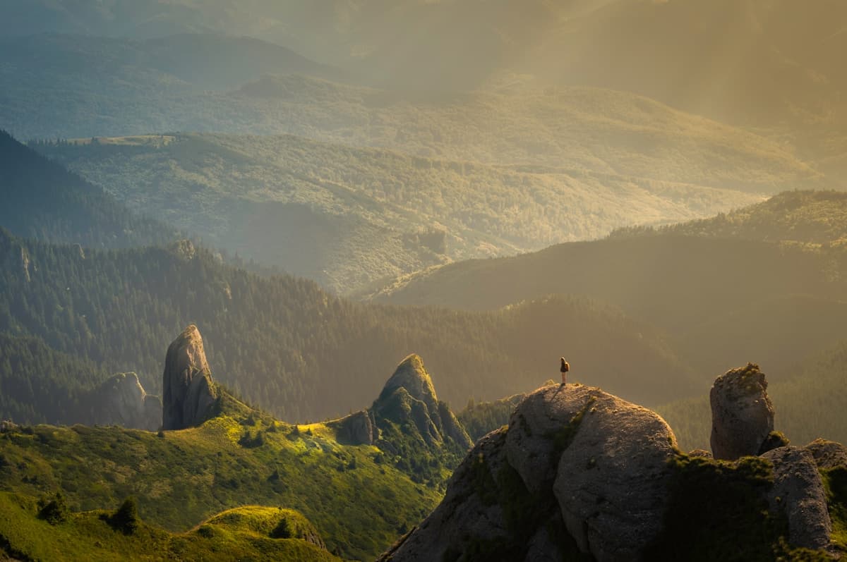 Light rays from the mountain peaks in five directions — the Eight Gate Method centred on the Day Stem
