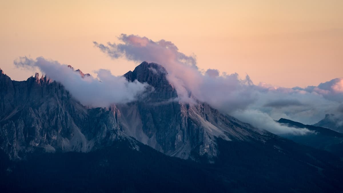朝霧に浮かぶ山々の連なり——多様な星が織りなす個性の風景